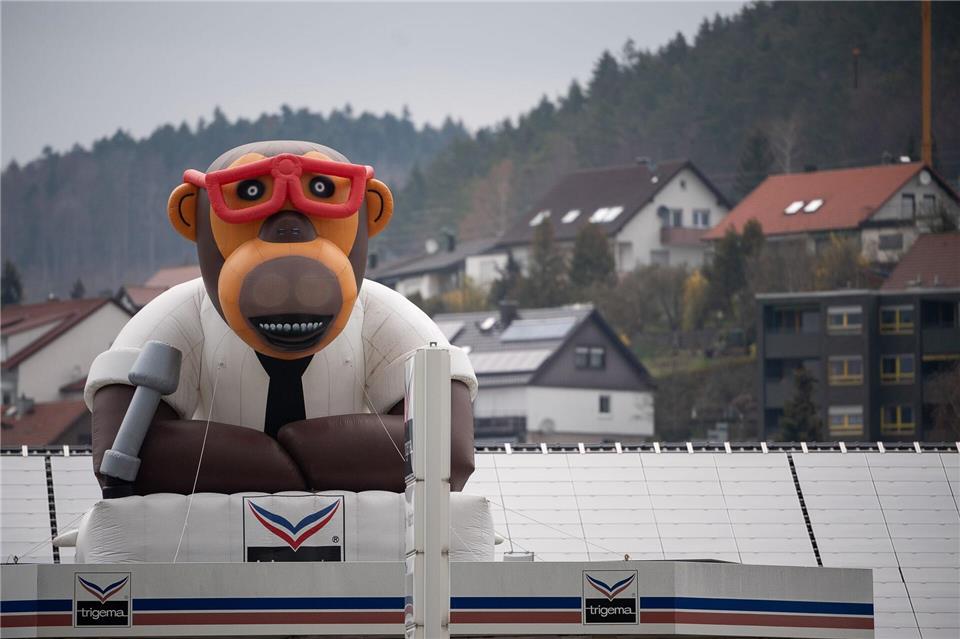 Auch aufgeblasen gibt es den Trigema-Affen - hier auf dem Dach der Firmenzentrale in Burladingen. (Archivbild)Sebastian Gollnow/dpa