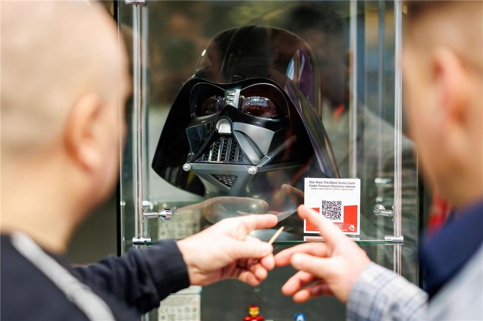 Auch aus Sammelleidenschaft interessieren sich Erwachsene für Spielzeug. (Archivbild)Daniel Karmann/dpa