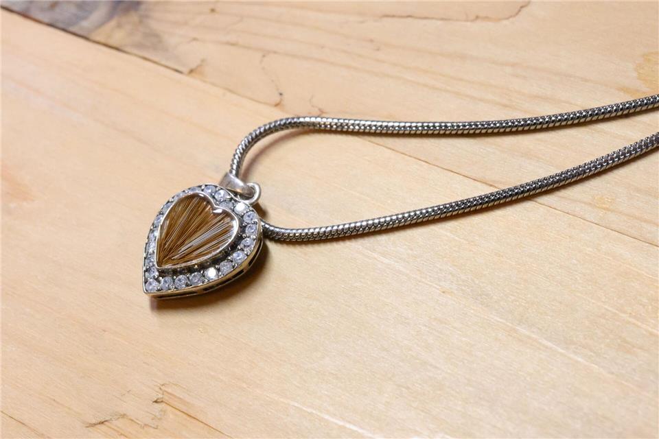 Auch aus kleinen Tierhaaren wie hier von einer Katze lassen sich Schmuckstücke fertigen.Julian Stratenschulte/dpa