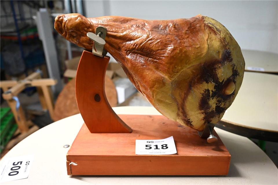 Auch ausgefallene Überbleibsel stehen zur Auktion.Elisa Schu/dpa