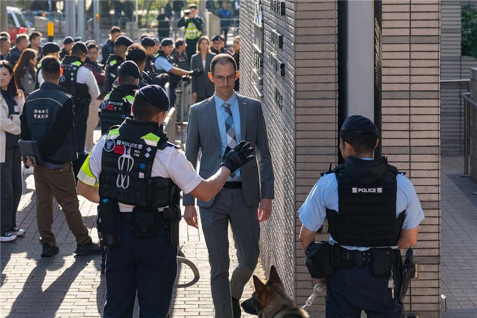 Auch ausländische Diplomaten kamen zur Verkündung des Urteils. Chan Long Hei/AP/dpa