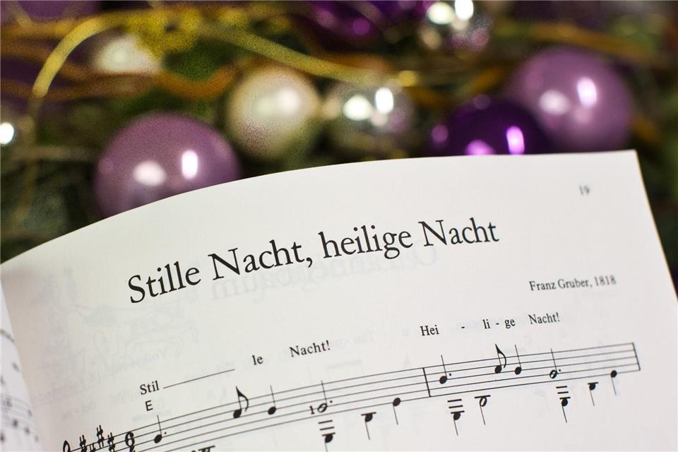 Auch außerhalb von Kirchen und festen Chören finden sich Menschen in Hessen gerne in der Vorweihnachtszeit zum gemeinsamen Singen zusammen. (Symbolfoto)  Michael Kappeler/dpa