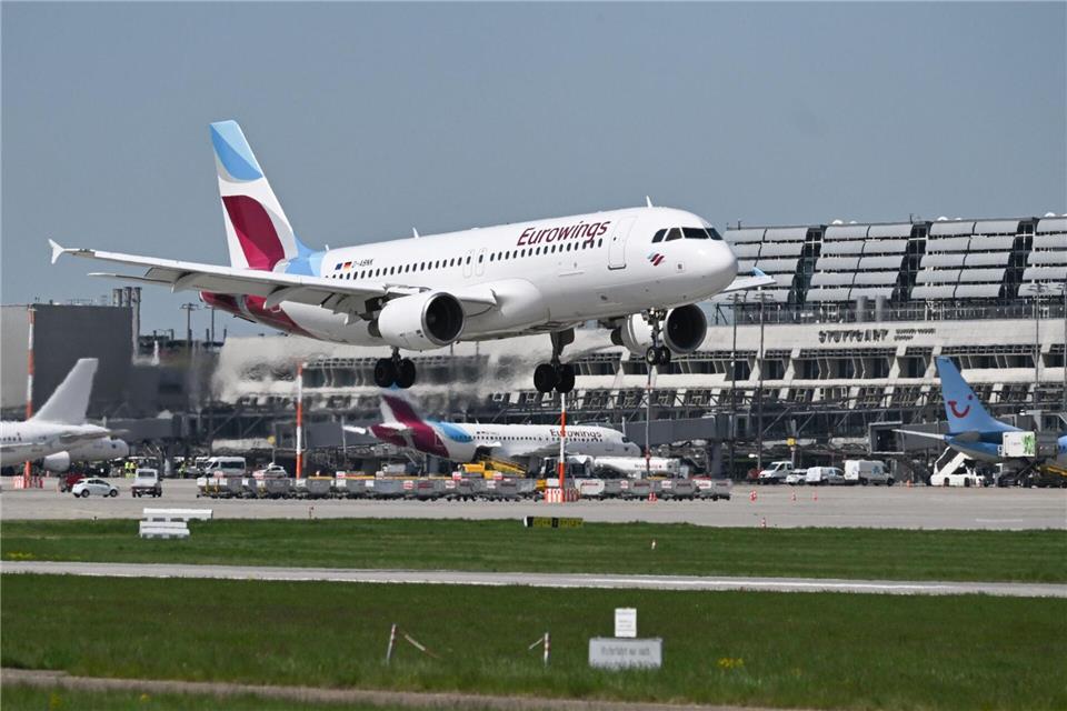 Auch bei Eurowings machen sich die Piloten streikbereit. (Archivbild)Bernd Weißbrod/dpa