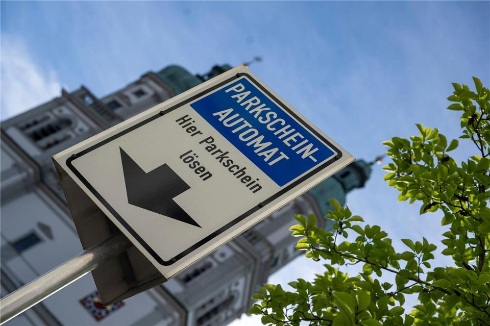 Auch bei den Parkgebühren in den Innenstädten verlangen zahlreiche Kommunen mehr - der Parkdruck in den Städten steigt. (Symbolbild)Stefan Puchner/dpa
