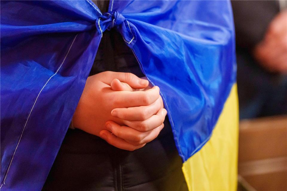 Auch bei den Ukraine-Mahnwachen in Hessen gibt es Friedensgebete. (Archivbild) Andreas Arnold/dpa
