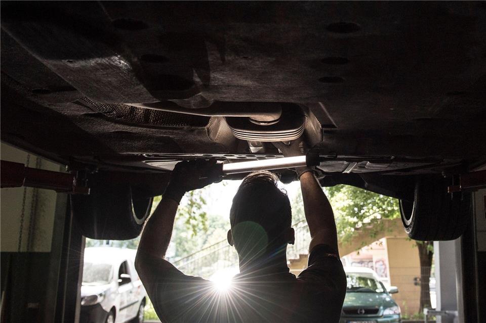 Auch bei der Autoinspektion kann gespart werden - mit Vergleichsangeboten und einem detaillierten Kostenvoranschlag.picture alliance / dpa Themendienst