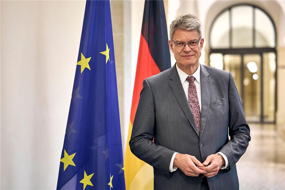 Auch bei der Bahn stelle man sich immer stärker auf Hitzeschutz ein, so Schnieder.Michael Ukas/dpa