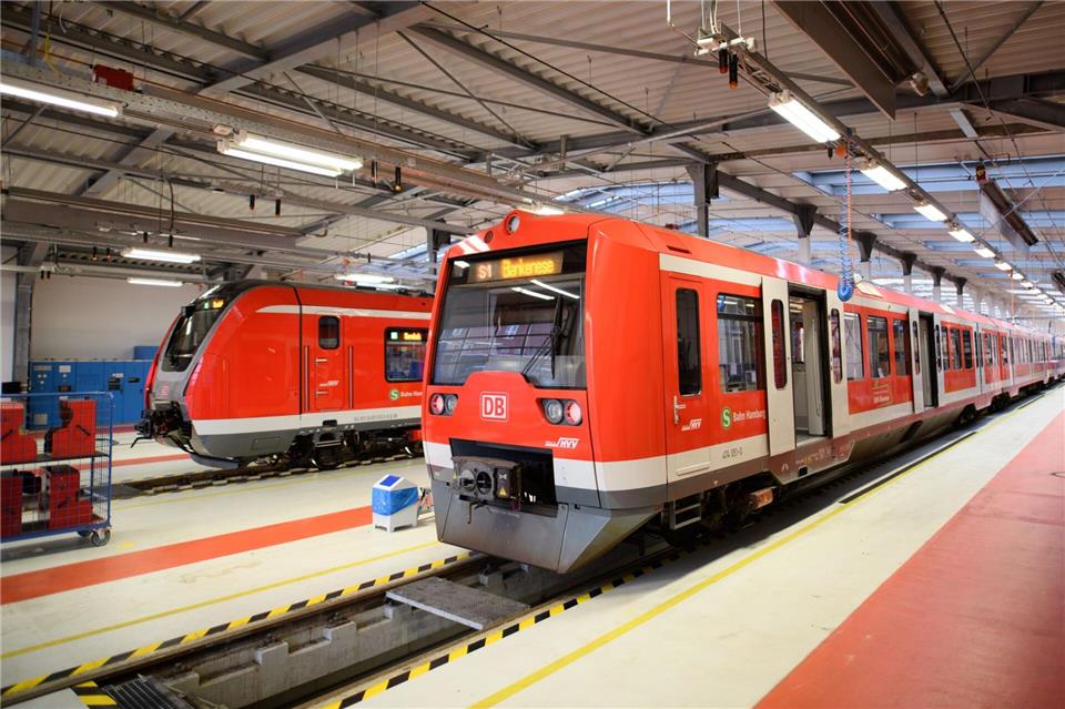 Auch bei der Hamburger S-Bahn sind nur die neueren Züge der Baureihe 490 mit Klimaanlagen ausgestattet. (Archivbild)Daniel Reinhardt/dpa