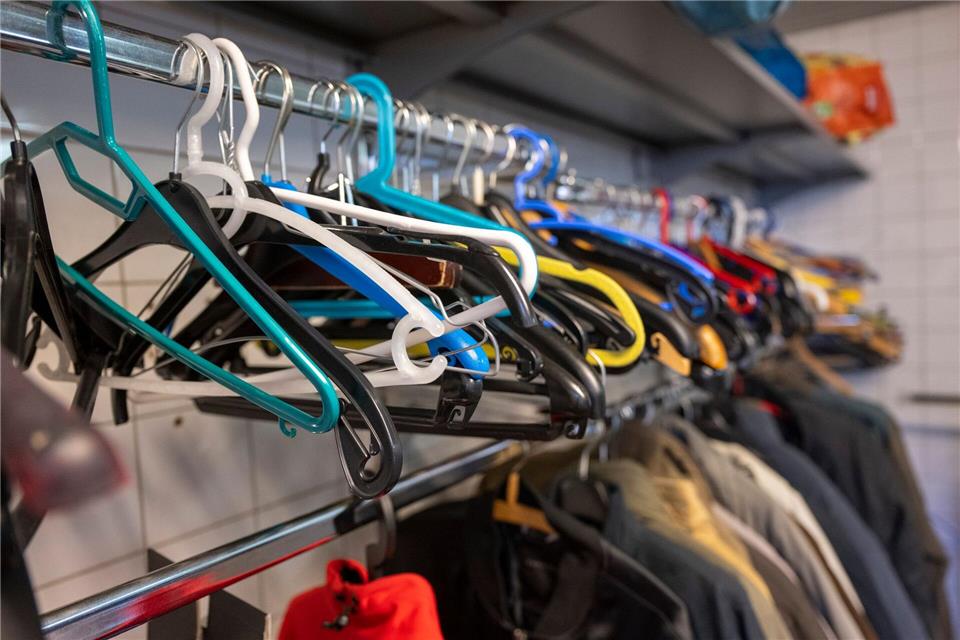 Auch bei der Kleiderkammer können Kleidungsstücke gespendet werden. (Archivbild)Monika Skolimowska/dpa