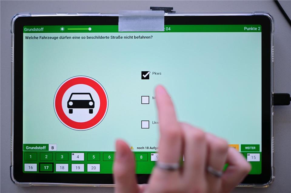 Auch bei der Theorie-Prüfung sind Änderungen geplant.Sebastian Gollnow/dpa