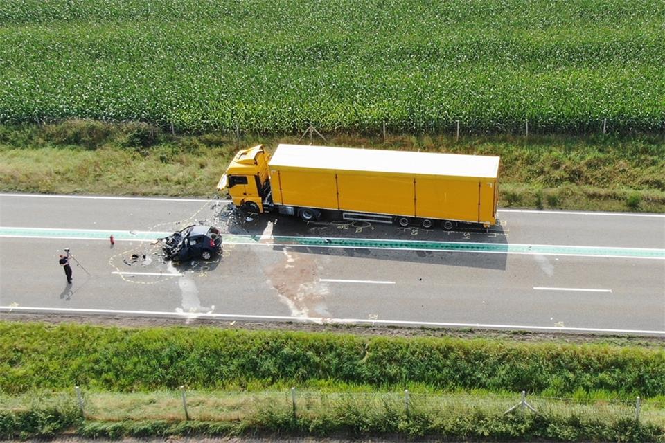 Auch bei diesem schweren Unfall auf der B67 in Borken war ein spezielles Team zur Unfallaufnahme im Einsatz.
