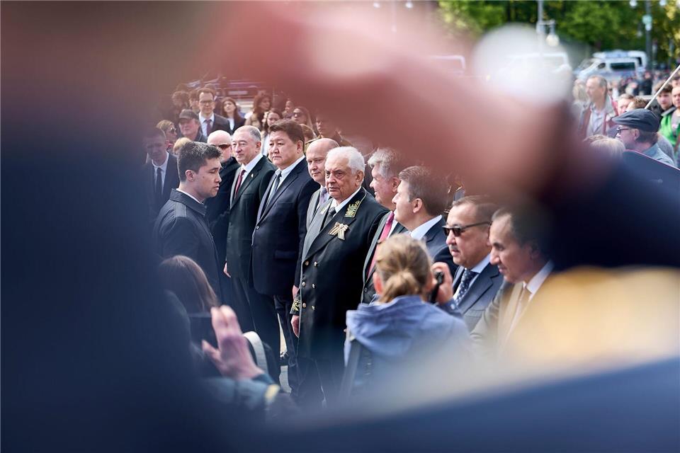 Auch bei einer Kranzniederlegung am Sowjetischen Ehrenmal war der russische Botschafter dabei.Michael Ukas/dpa