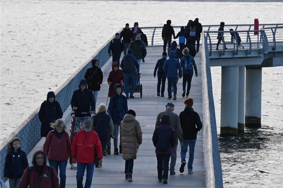 Ein Jahr Inselhafen Prerow – Backhaus zeigt sich zufrieden Auch bei herbstlichem Wetter spazieren Touristen gern über die Seebrücke in Prerow. Stefan Sauer/dpa