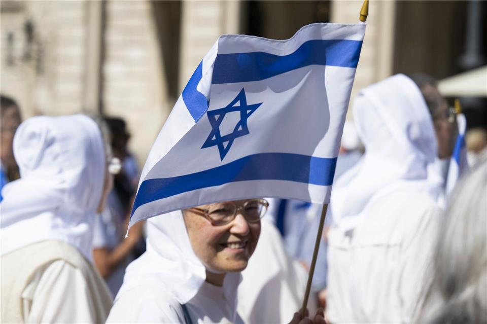 Auch bei proisraelischen Kundgebungen in Hessen wie etwa im Sommer 2025 in Frankfurt ist die israelische Flagge zu sehen - vor der Wiesbadener Staatskanzlei ist sie nun eingeholt worden. (Archivbild)Boris Roessler/dpa
