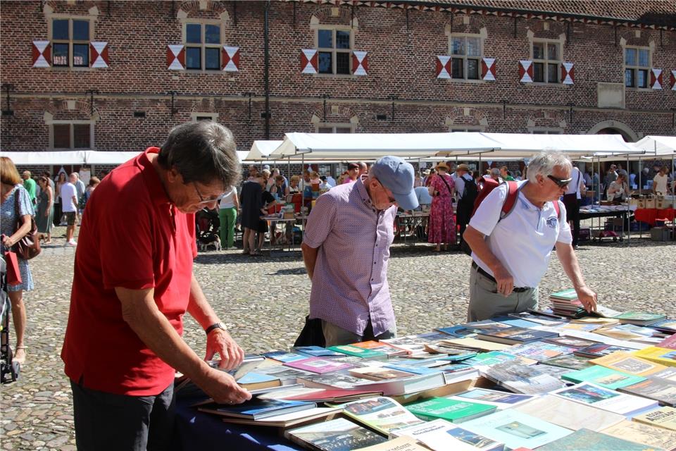 Auch beim 18. Büchermarkt am Raesfelder Schloss fanden Bücherfreunde und Sammler wieder eine reichhaltige Auswahl.1