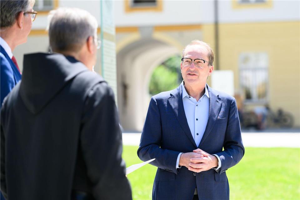 Auch beim Besuch des Kloster Ettals muss sich Bundesinnenminister Alexander Dobrindt (CSU) mit Fragen zur Abschiebepolitik des Bundes auseinandersetzen. Lukas Barth-Tuttas/dpa