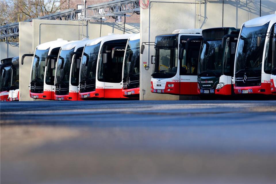 Auch beim Busverkehr ging bei der Hochbahn und bei den Verkehrsbetrieben Hamburg-Holstein (VHH) kaum noch etwas.Daniel Bockwoldt/dpa