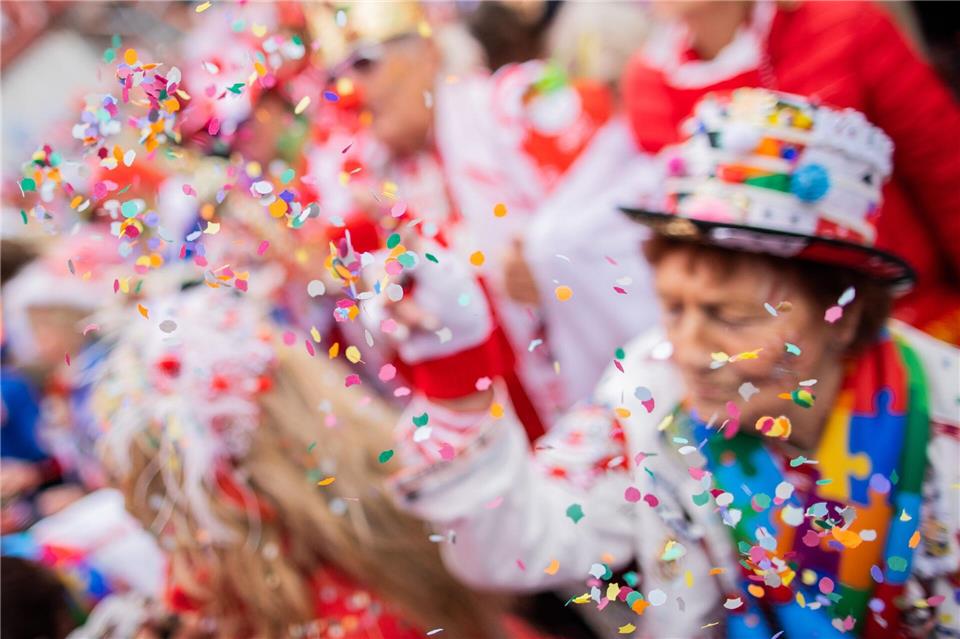 Auch beim Karneval in Aachen ist Konfetti verboten. (Symbolbild) Rolf Vennenbernd/dpa