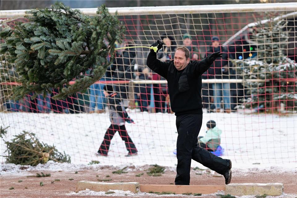 Auch beim Weihnachtsbaumwerfen zählt die Weite. Uwe Anspach/dpa