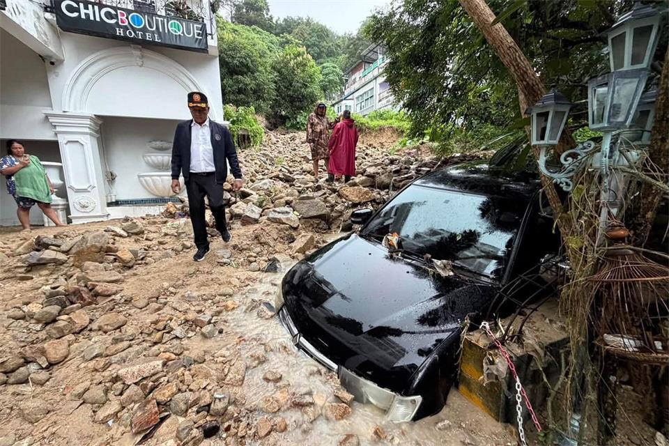 Auch beliebte Urlaubsorte waren von den Folgen des Starkregens betroffen.Uncredited/Phuket province’s Public via AP Relations Department/dpa