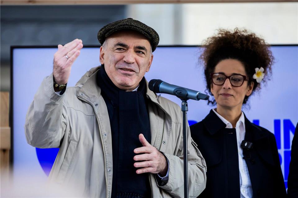 Auch dabei: der ehemalige russische Schachweltmeister Garri Kasparow.Christoph Soeder/dpa