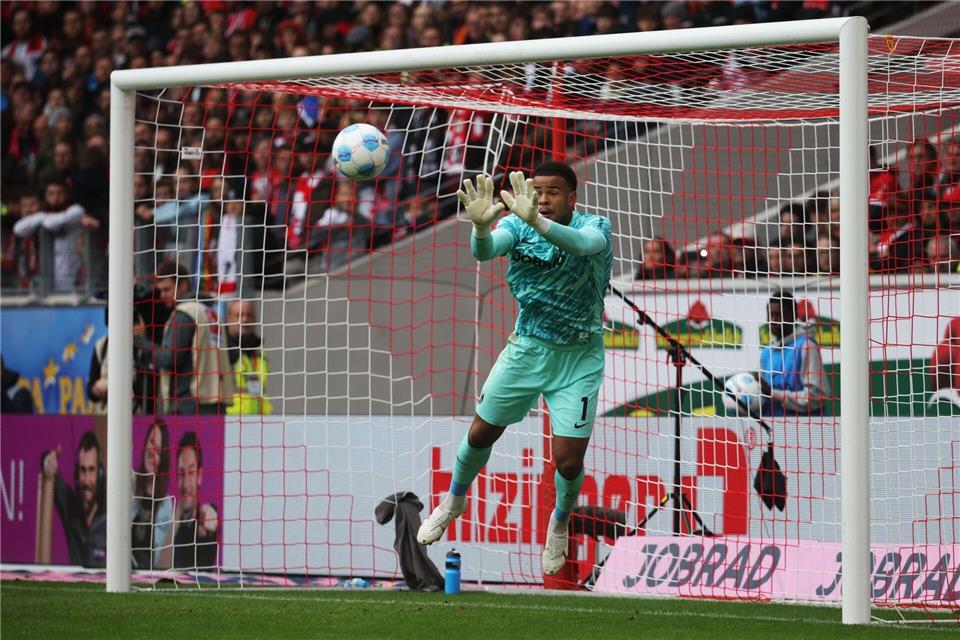 Auch dank Torwart Noah Atubolu stand beim SC Freiburg in Bremen die Null.Philipp von Ditfurth/dpa