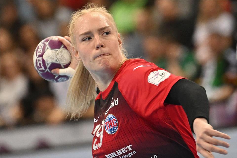 Auch dank der Treffsicherheit von Johanna Reichert vom Siebenmeterpunkt gewann der Thüringer HC zum Bundesliga-Start gegen den SV Union Halle-Neustadt.Marijan Murat/dpa