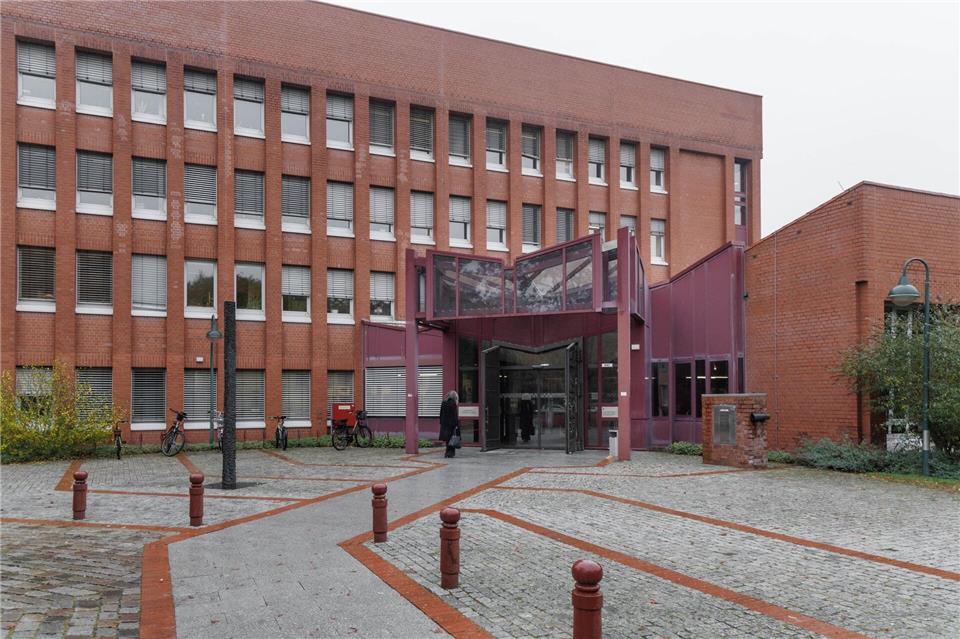 Auch das Amtsgericht in Norderstedt ist sanierungsbedürftig. Über die Zukunft des Gebäudes ist noch nicht entschieden, das Gericht soll innerhalb der Stadt umziehen. (Archivbild)Markus Scholz/dpa