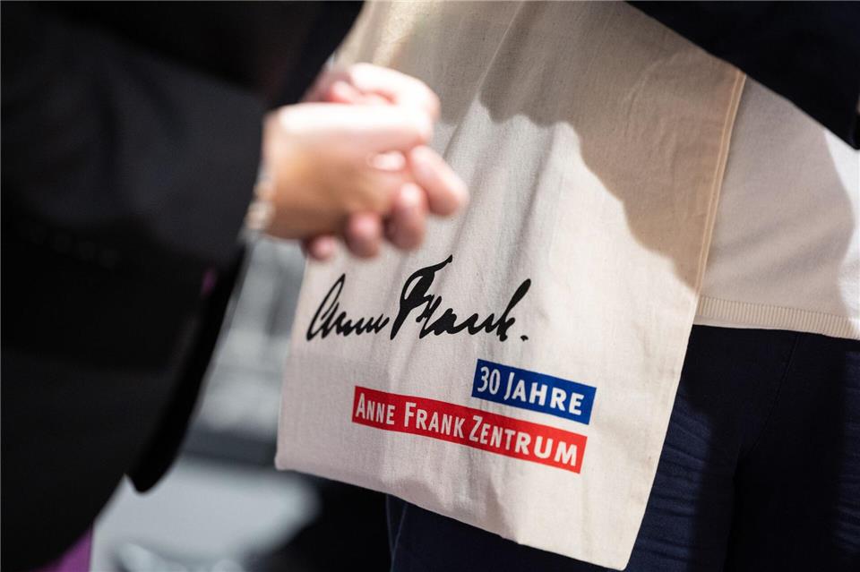 Auch das Anne Frank Zentrum sieht sich von Einschnitten im Bundesprogramm „Demokratie leben!“ betroffen. (Archivbild)Hannes P. Albert/dpa