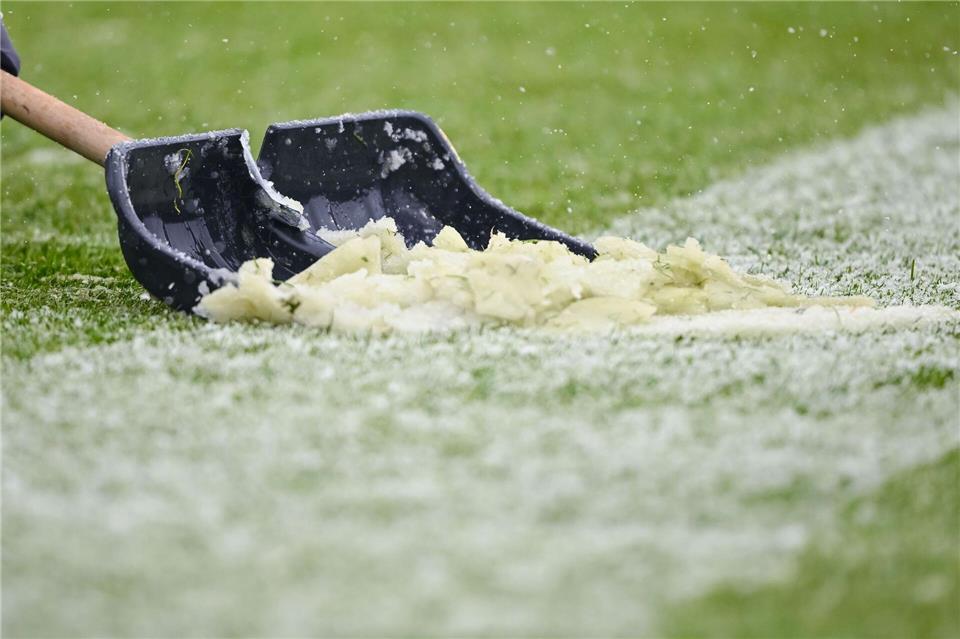 Auch das Frauenfußball-Topspiel Werder Bremen gegen den FC Bayern fällt wegen des Winterwetters aus. (Archivbild)Harry Langer/dpa