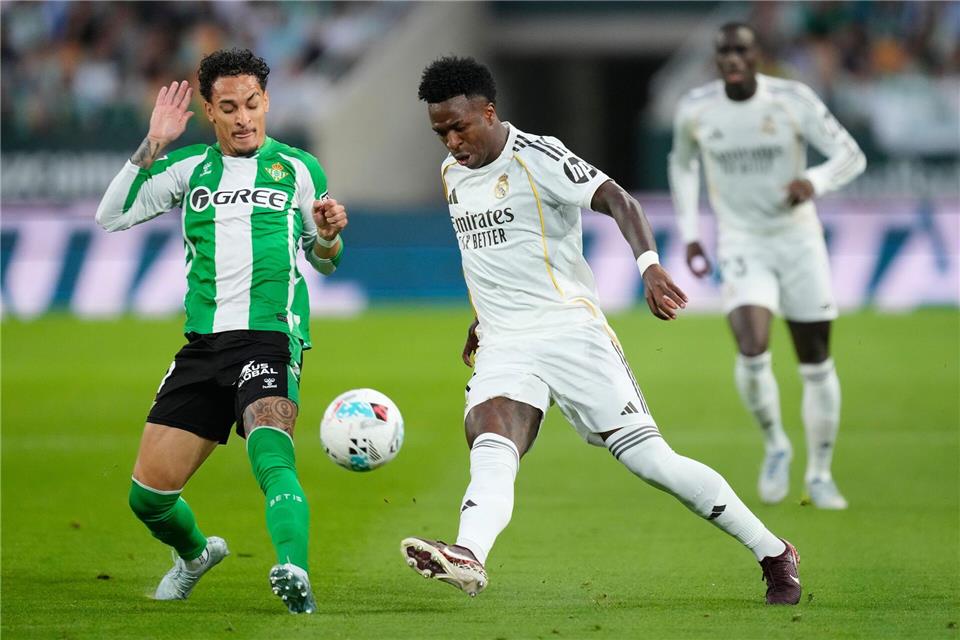 Auch das Führungstor durch Vinícius Júnior (r) verhalf Real Madrid gegen Betis Sevilla nicht zum Sieg.Jose Breton/AP/dpa