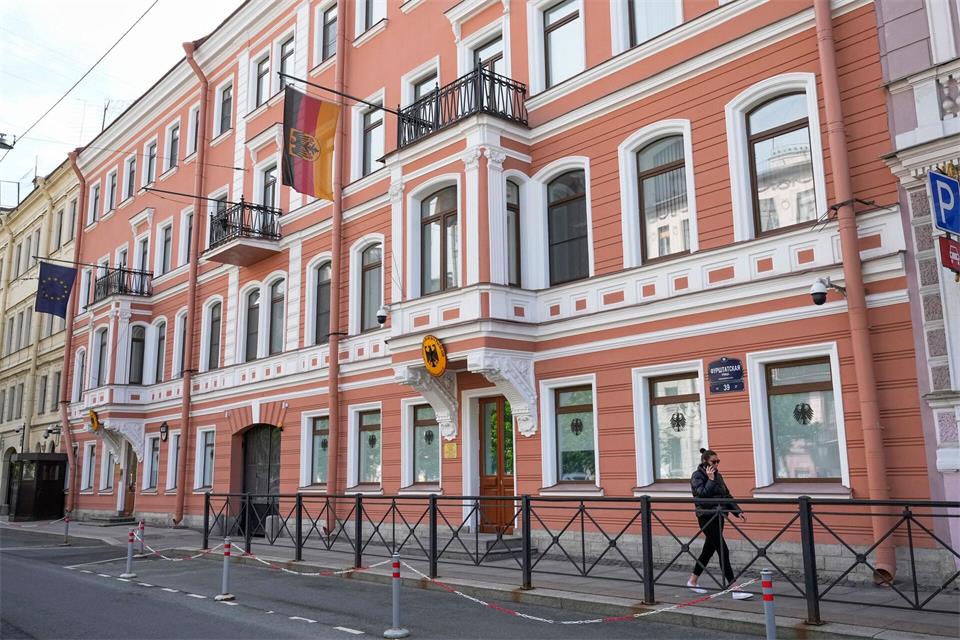 Auch das Generalkonsulat in St. Petersburg wird geschlossen. (Archivbild)Dmitri Lovetsky/AP/dpa