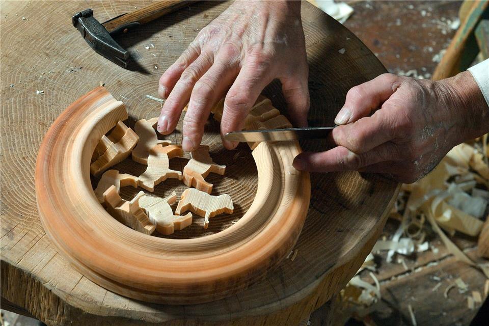 Auch das Handwerk des Reifendrehens wird im Erzgebirge gepflegt. Dabei entstehen kleine Tiere aus Holz.Hendrik Schmidt/dpa-Zentralbild/dpa