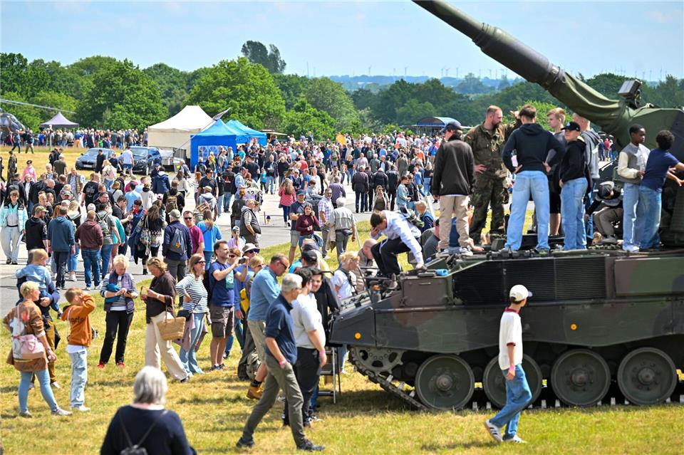 Auch das Heer präsentiert sich beim Tag der Bundeswehr in Nordholz und zeigt unter anderem Panzer und weitere Militärfahrzeuge.Sina Schuldt/dpa
