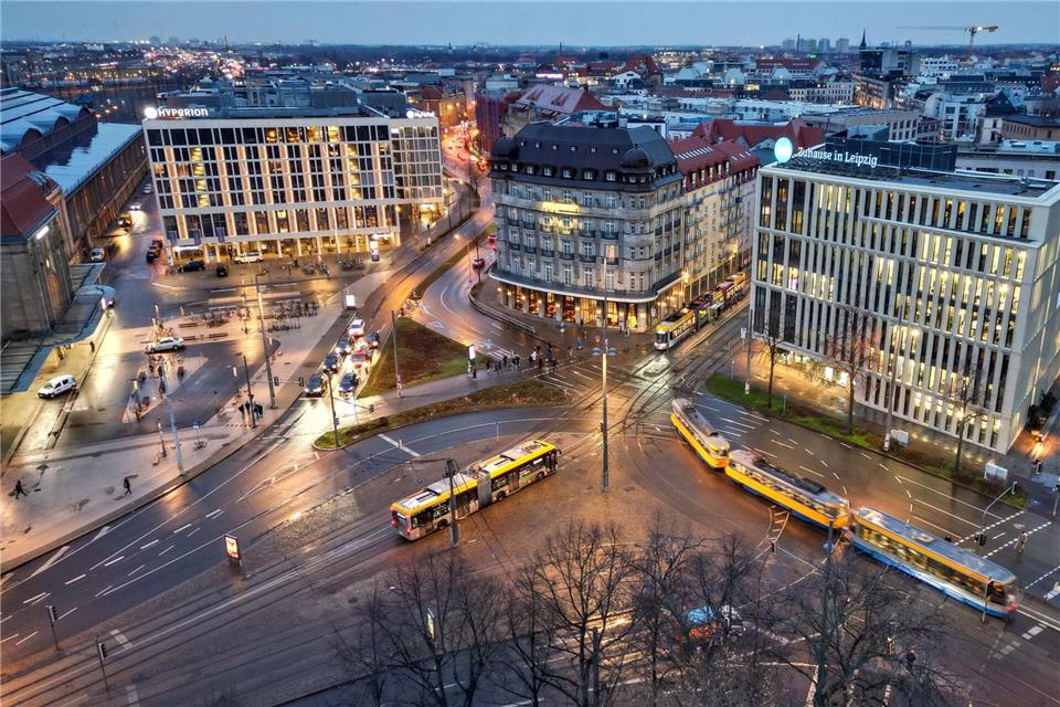 Auch das Hyperion Hotel (links im Bild) in Leipzig gehört der Revo-Hospitality-Gruppe.Jan Woitas/dpa