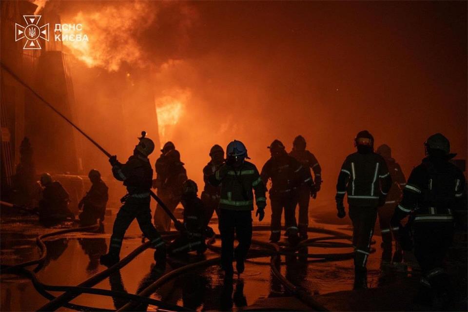 Auch das Kiewer Umland wird regelmäßig mit russischen Drohnen- und Raketenangriffen überzogen. (Archivbild)-/Ukrainian Emergency Service via AP/dpa