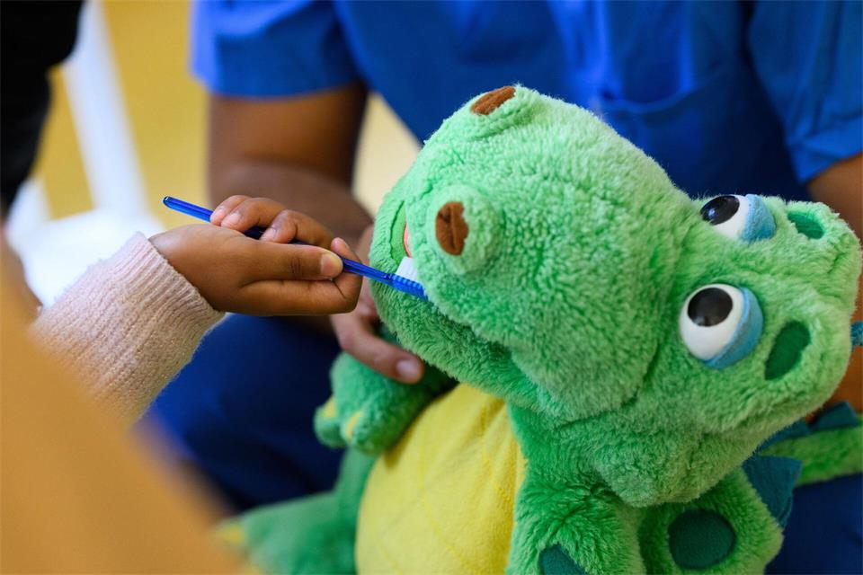Auch das Kuschel-Krokodil muss Zähne putzen. Solche spielerischen Ansätze können dafür sorgen, dass Kinder das Thema Zahnpflege mit weniger Stress verbinden. Bernd von Jutrczenka/dpa