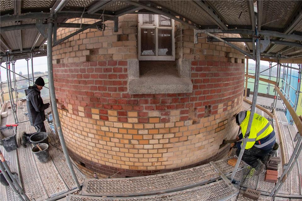 Auch das Mauerwerk des mehr als 100 Jahre alten Turms war teils beschädigt. (Archivbild)Stefan Sauer/dpa