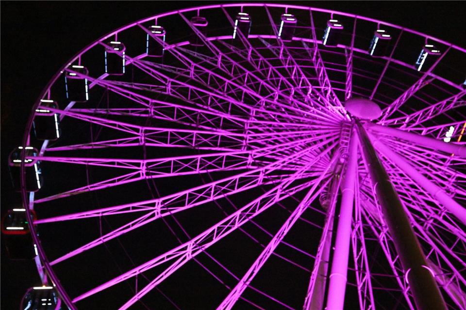 Auch das Münchener Riesenrad am Ostbahnhof wurde angeleuchtet.Felix Hörhager/dpa