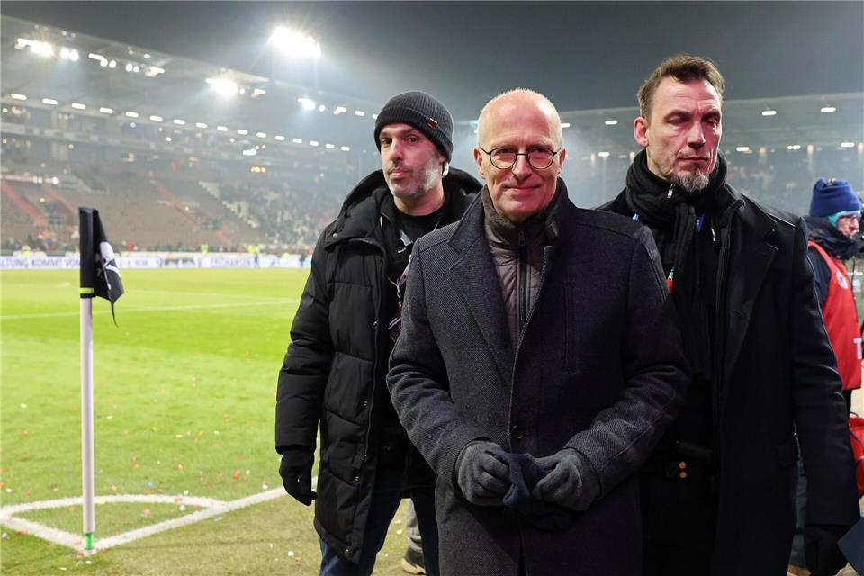 Auch das Stadtoberhaupt ließ sich das Stadtderby nicht nehmen: Hamburgs Bürgermeister Peter Tschentscher (M)Christian Charisius/dpa