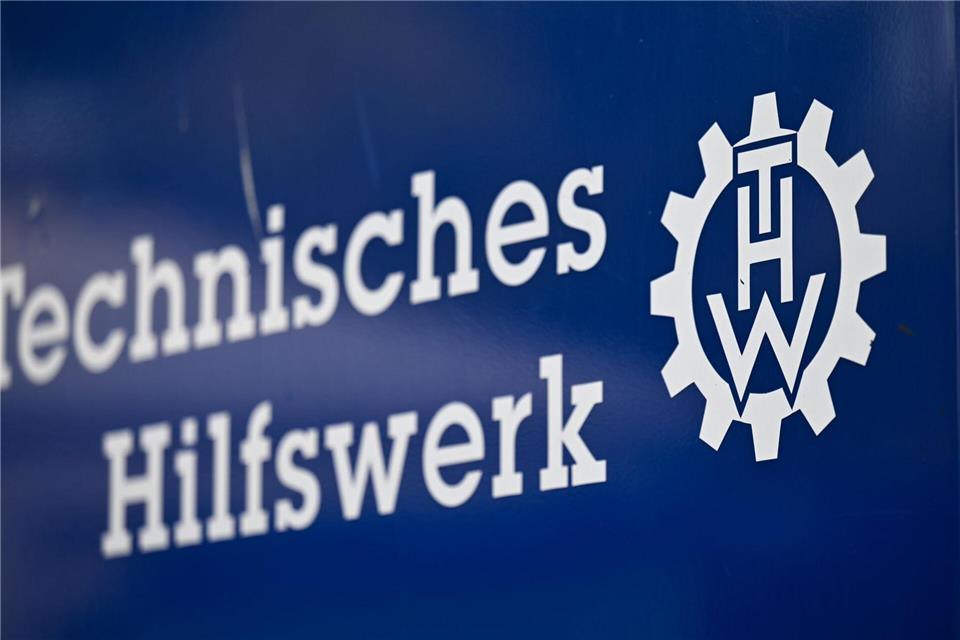 Beamte stoppen Gefahrgutlaster - Ladung schlecht gesichert Auch das THW ist im Einsatz. (Symbolbild)Hendrik Schmidt/dpa