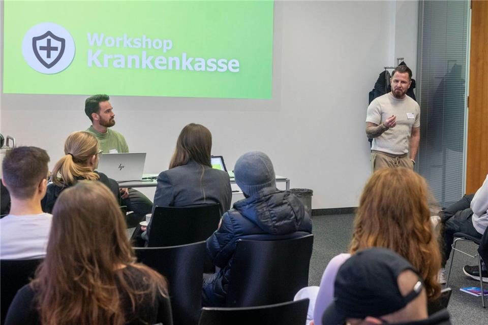 Auch das Thema Krankenkasse kommt auf viele junge Menschen beim Berufsstart zu. Die Zukunftstage für Auszubildende rücken es neben anderen Finanzthemen in den Fokus.Helmut Fricke/dpa