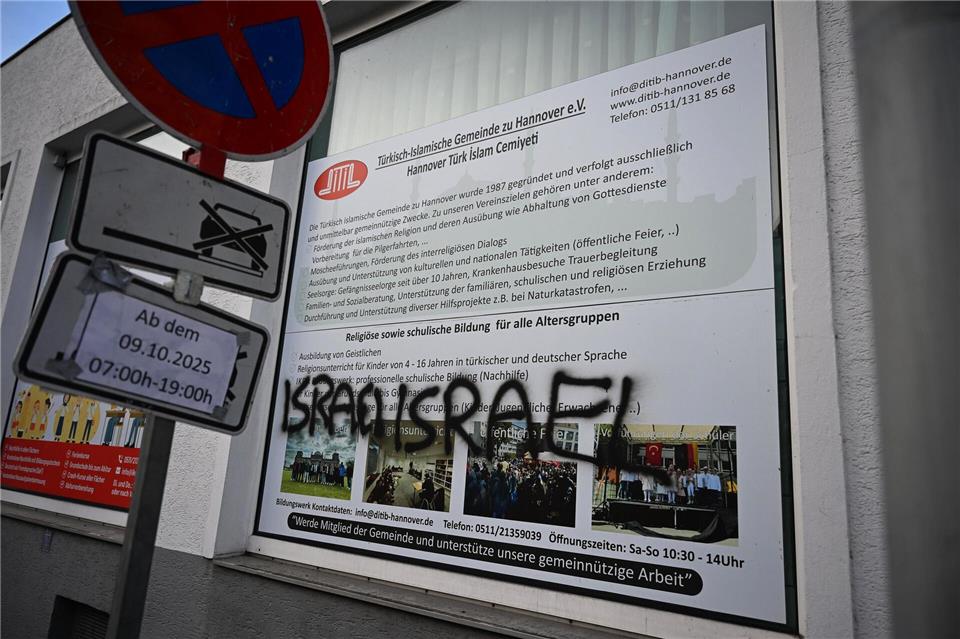 Auch das Wort Israel wurde auf ein Plakat der Ditib-Gemeinde in Mitte geschmiert.Shireen Broszies/dpa