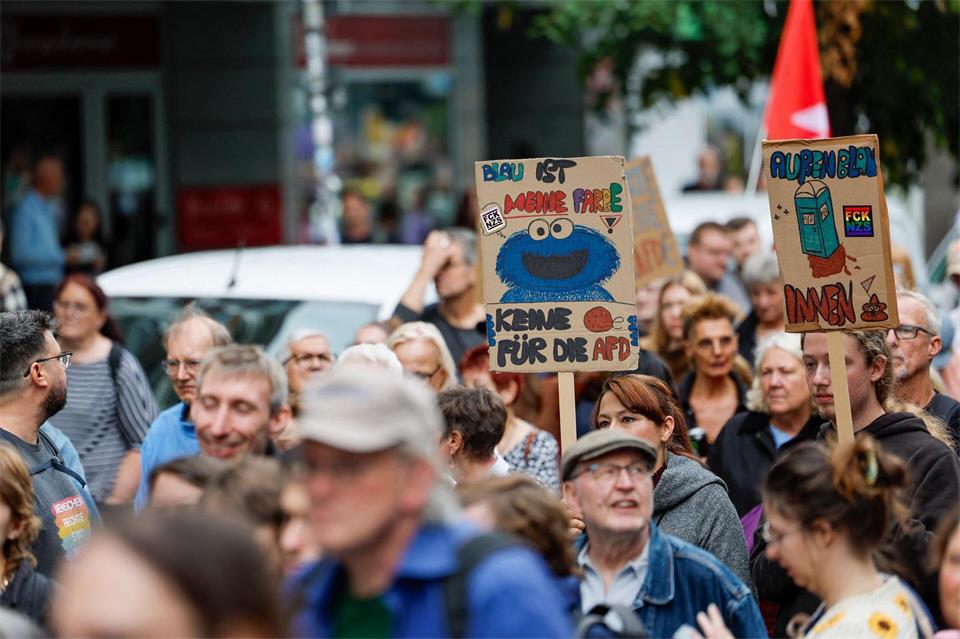 Auch das blaue Krümelmonster aus der „Sesamstraße“ ist im Protestzug zu sehen.Thomas Banneyer/dpa