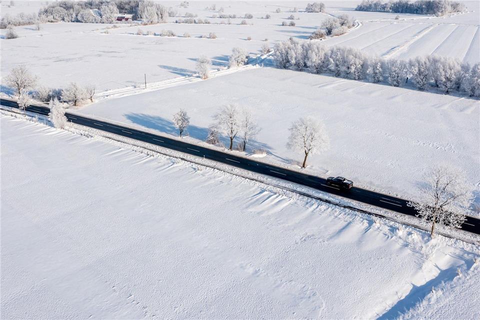 Auch das gab es diesen Winter: schneebedeckte Felder. (Archivbild)Hauke-Christian Dittrich/dpa