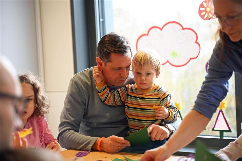 Auch das gehört zum Arbeitsalltag in der Kita ‒ ein Kind greift nach dem Ohr des Ministerpräsidenten.Shireen Broszies/dpa