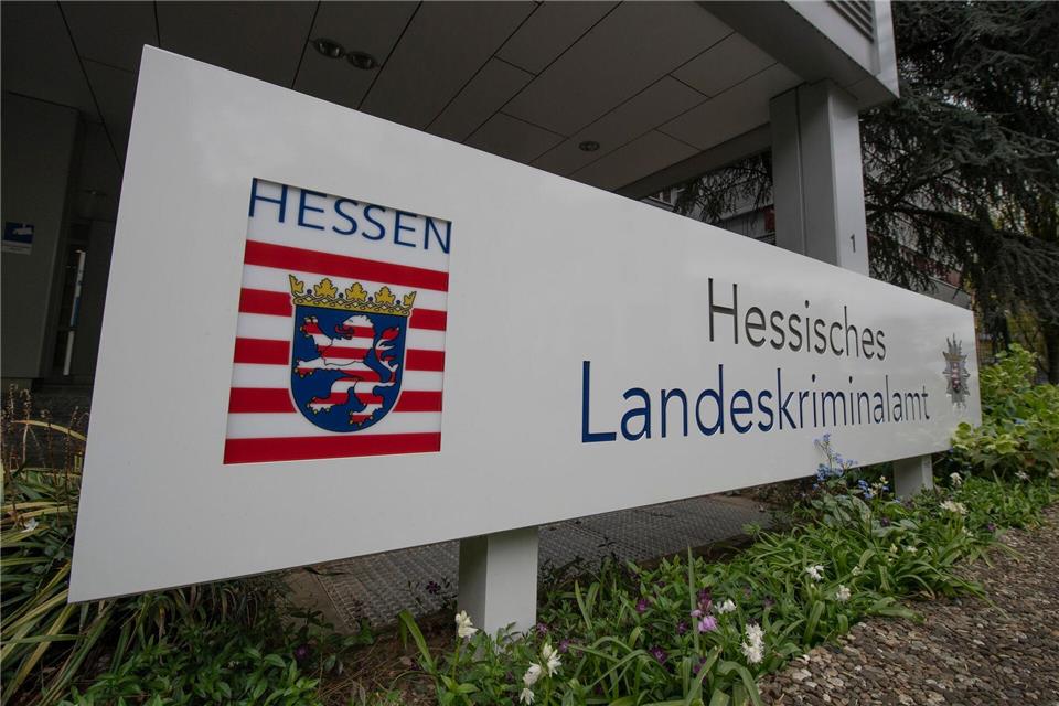 Auch das hessische Landeskriminalamt in Wiesbaden nimmt sexualisierte Deepfakes verstärkt in den Blick. (Symbolbild)Boris Roessler/dpa