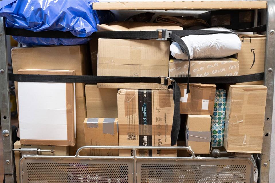 Auch das hohe Retourenaufkommen trägt dazu bei, dass die Paketmenge in Deutschland zuletzt gestiegen ist.Sebastian Kahnert/dpa