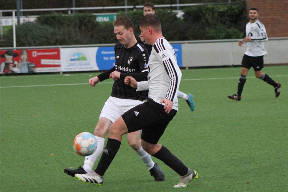 Auch das noch: Heidens Simon Brun (links) unterlief in der Nachspielzeit ein Eigentor.