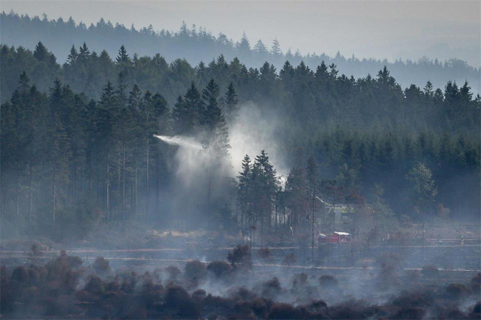 Auch das riesige Feuer an der deutsch-belgischen Grenze hielt nordrhein-westfälische Nachbargemeinden in Atem. (Archivbild)Julien Warnand/Belga/dpa